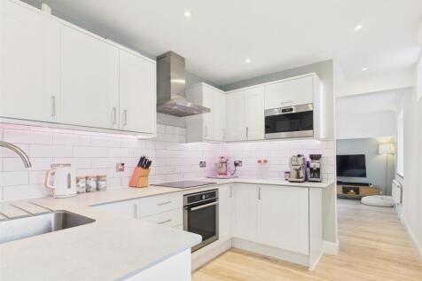 BREAKFASTING KITCHEN