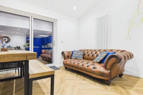 CAM03729G0-PR0201-STILL035