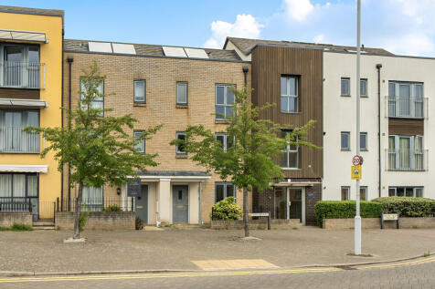 Station Square, St Neots, Cambridgeshire photo 4