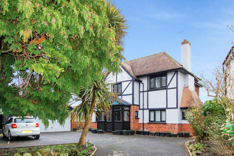 IMMACULATE THREE-BEDROOM DETACHED