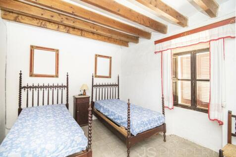 LARGE POSSESSION WITH RESTAURANT FOR SALE