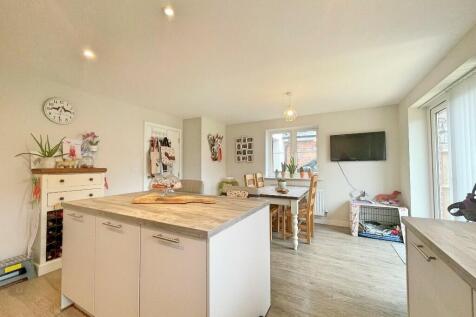 Apricot Mews, CO5 photo 3