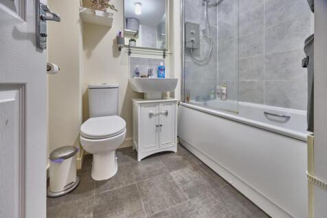 Family Bathroom to Centre