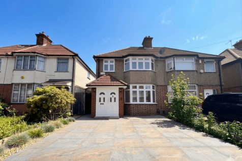 4 bed semi-detached house for sale Berkeley Waye,