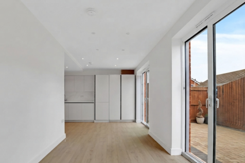 Leather Close, Mitcham, Merton photo 4