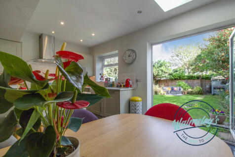Kitchendining with bifolding doors to gardens
