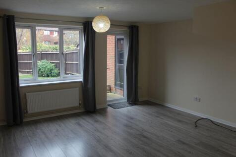 2 BEDROOM HOUSE WITH GARAGE  photo 4