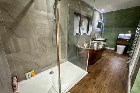 ALTERNATE VIEW OF EN-SUITE