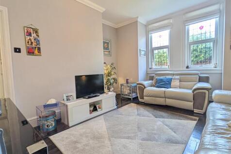 LOUNGE WITH DINING AREA