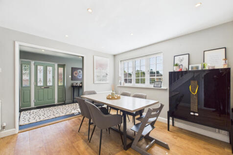 CAM02909G0-PR0400-STILL004