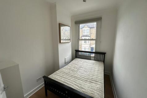 Bright room with window and fitted bed...