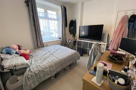 Bright double bedroom with workspace and large ...