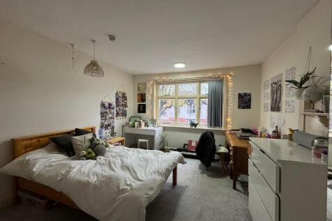 7-bed semi-detached on Harlaxton Drive, Nottingham, Nottinghamshire, NG7, £3,943/mo