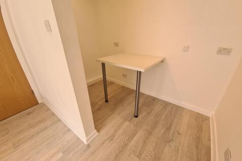 Compact, tidy single bedroom corner with light ...