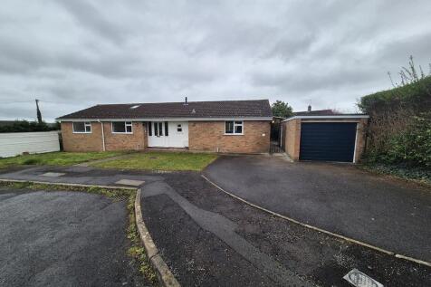 Three bedroom detached bungalow to rent