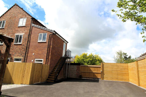 3 bed flat to rent Church Street, Church Gresley 