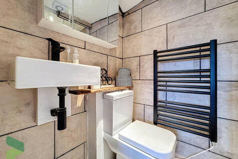 Attic en suite sh...