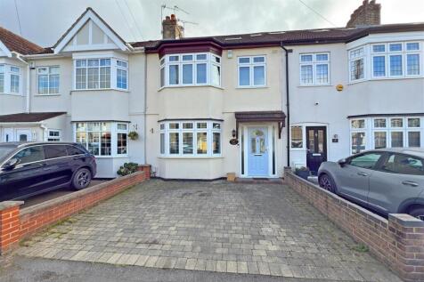 4-bed terraced on Bush Elms Road, Hornchurch, £2,800/mo