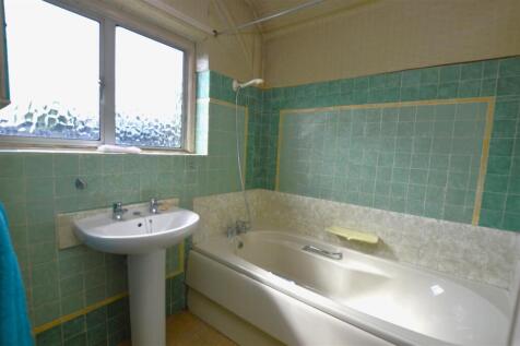 14 Pauline Crescent bathroom.JPG