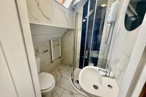6 Bedroom Bungalow in NG8 1AA