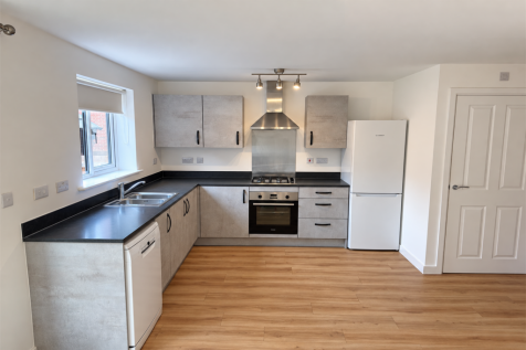 4 bedroom Detached House in Springfield Drive, Derby photo 3