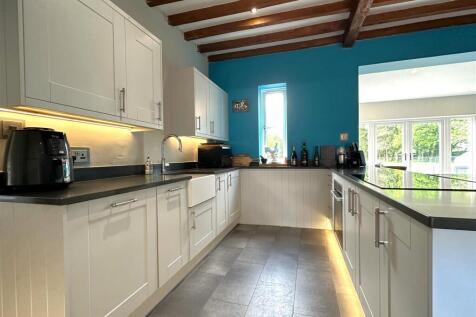 Stylish Modern Kitchen 636