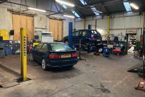 Steel Framed Main Garage /Workshop