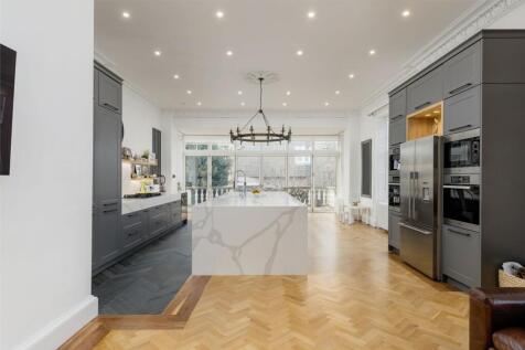 6 bed, 5 bath Detached in Edinburgh - Photo 3