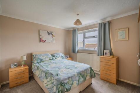 24 Larch Close-1.jpg