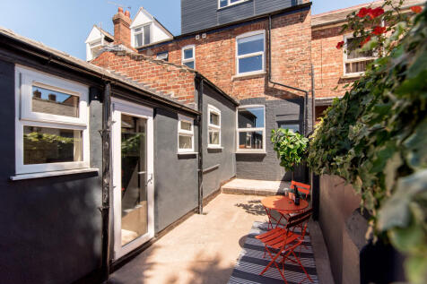 6 Bedroom // 5 Bath // West End Student House photo 4