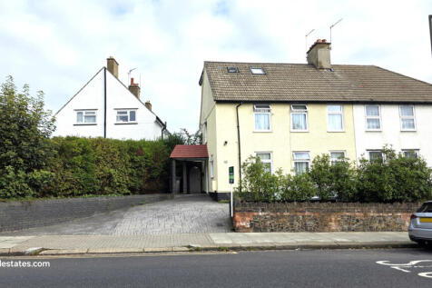 4 Double Bedroom semi-detached house for sale on 
