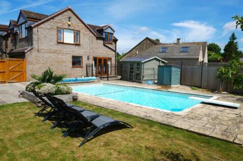 GARDENS &amp; SWIMMING POOL