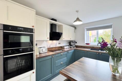 KITCHEN/LIVING DINING