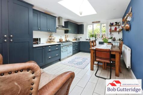 OPEN PLAN FITTED KITCHEN / DINER