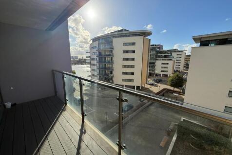Three bedroom apartment (Gallions reach)