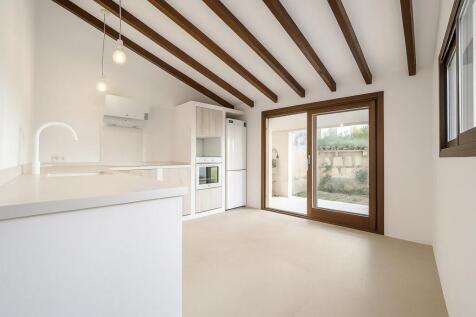 Modern kitchen with access to the terrace