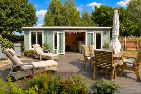 Outbuilding/Bar