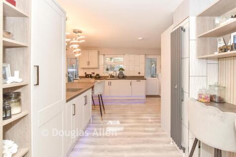 Kitchen/ Breakfast Room