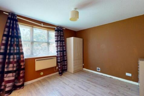 Second bedroom for sale in E16, by Barrain London 