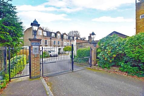 3-bed flat on Abbey Mews, Isleworth, £2,550/mo