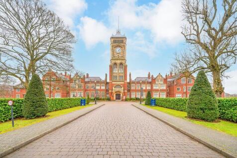 3-bed flat on Royal Connaught Drive, Bushey, Hertfordshire, WD23, £3,000/mo