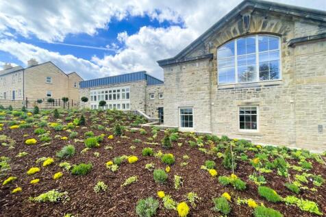 ATTRACTIVE COMMUNAL GARDEN &amp; SECURE PARKING