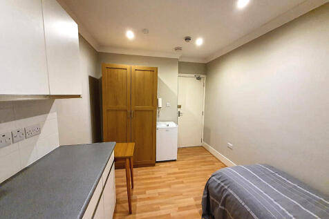 Bedsit to rent in Kensington