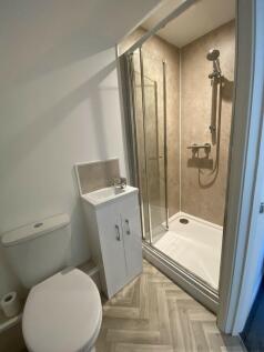 Top floor ensuite.jpg