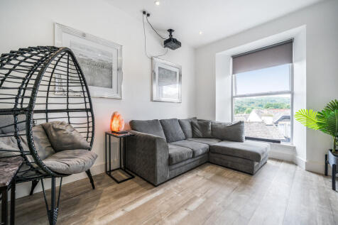 Bedroom 1/Cinema ...