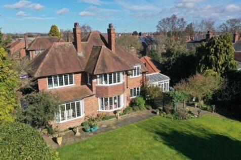 5 Bedroom Detached House - For Sale
