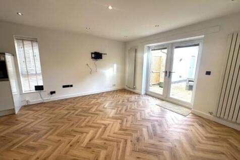Canal Court , Saxilby , Lincoln photo 3