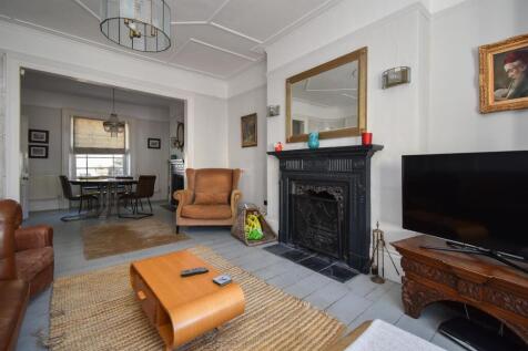 Living room/dining room