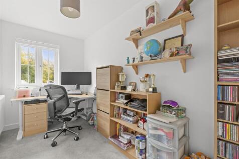 46 Trinity Circle, HP11 1FD-1.jpg