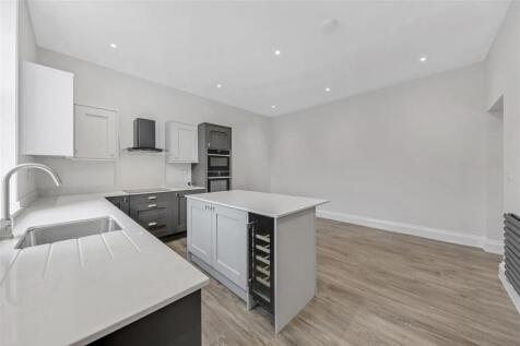 KITCHEN/LIVING ROOM